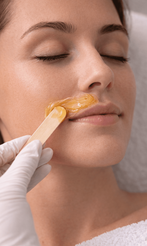 Illustratie van een professional die wax aanbrengt bij de behandeling bovenlip harsen.